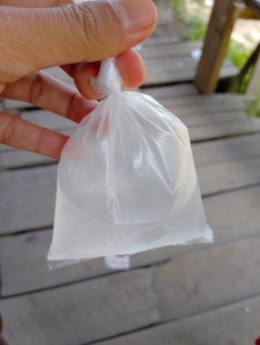 Açık havada bir poşet temiz sıvı tutuyor, basit ve ferahlatıcı.