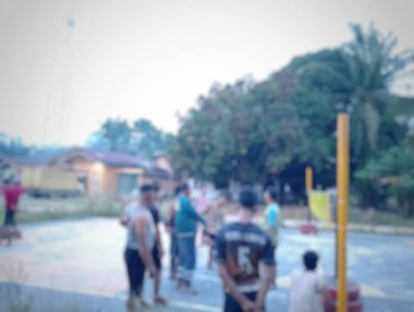 Bulanık insanlar akşam vakti topluluk toplantısında voleybol oynarlar.