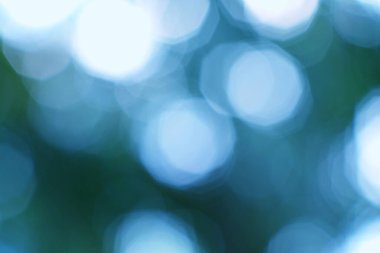 Yumuşak mavi ve yeşil tonlu rüya gibi soyut bokeh