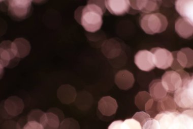 Yumuşak, pembe bir bokeh hayali, soyut ve güzel bir ışık yaratıyor.