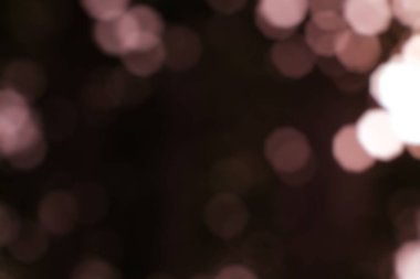 Rüya gibi, yumuşak allık ışığı koyu arka planda, rüya gibi ve soyut.