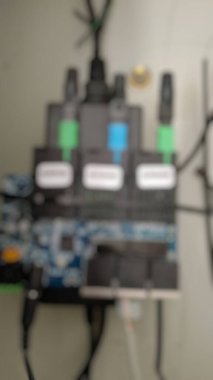 Sunucu rafının bulanık bir görüntüsü. Modern bilgisayar ve internet bağlantısı