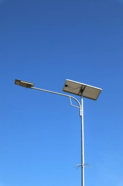 Açık Mavi Gökyüzü Arkaplanına Karşı Güneş Işıklı Sokak Işığı