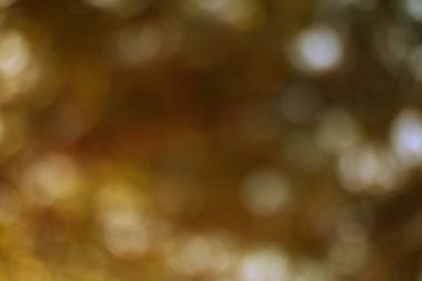 Yumuşak bulanık altın ışık güzel, soyut bir sonbahar arkaplanı yaratıyor ruhani ışıldayan bokeh daireleriyle