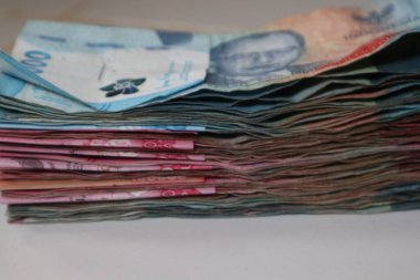 Endonezya Rupia para birimine yakın bir perspektif finans öneren farklı mezhepleri gösterir.