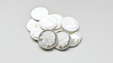 Beyaz arka planda gümüş ve gümüş sikke