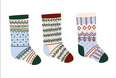 Beyaz arka planda kırmızı, yeşil ve bej renkli İskandinav desenli üç dekoratif çorap. Şenlikli Noel tasarımı. Tebrik kartları ve mevsimlik dekorasyon.