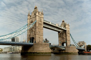 Sakin Thames Nehri üzerindeki Kule Köprüsü