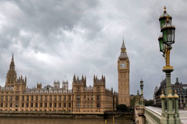 Modern şehirlerin eski mimarisi. Londra 'da ikonik saat kulesi
