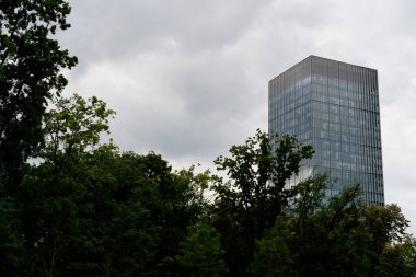 Gökyüzüne karşı modern iş gökdelenleri