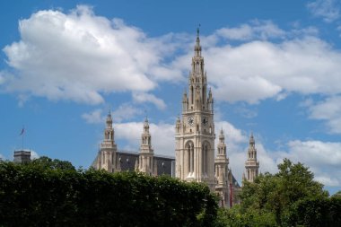 Gotik tarzda görkemli bir katedral.