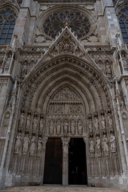 Gotik tarzda görkemli bir katedral.