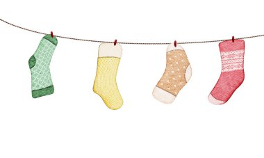 Renkli örülmüş tatil çorapları, kış kutlamaları sırasında şenlikli bir süsleme için askıda asılı duruyor.