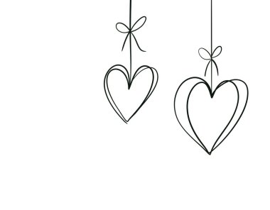 Kalp şeklinde dekorasyonlar düz beyaz bir arkaplanda asılı minimalist bir estetik yaratıyor.