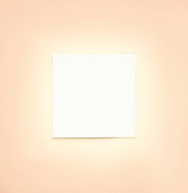 Yumuşak pastel şeftali arka planına karşı sergilenen boş kare kağıtlar yaratıcı olanaklar sunuyor