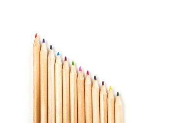 Bir ucunda farklı canlı renkler bulunan 15 adet sivri uçlu tahta kalem koleksiyonu düz beyaz bir arkaplana karşı yükselen bir şablon şeklinde düzenlenmiştir..
