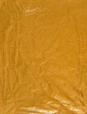 Parlak altın bir folyo bir yüzeyde düz yatar, ışığı yakalar ve yansımalar yaratır. Bu canlı materyal sanat ve zanaat projeleri için mükemmeldir, yaratıcılığı ve ilhamı teşvik eder..