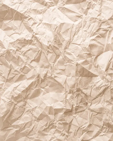 Yüzeyde çeşitli kıvrımları ve kırışıklıkları olan, düzensiz desenleri ve gölgeleri vurgulayan, dinamik ve soyut bir görsel etki yaratan, buruşuk bej bir kağıt sergileniyor..