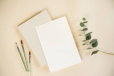 Fırçalar ve dokulu kağıtlar da dahil olmak üzere çeşitli sanat malzemeleri sergileniyor. Okaliptüs gibi doğal elementler rahatlatıcı bir dokunuş ekler, yaratıcılığı ve sanatsal ifadeyi teşvik eder..