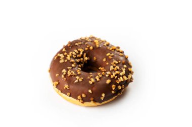 İnce doğranmış fındıkla süslenmiş zengin bir çikolatalı donut temiz beyaz bir arka planda, tatlı sevdalılarını, tatlı iyiliğinin tadını çıkarmaya davet eder..