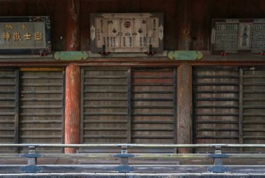 Japonya 'nın kalbindeki dinginliğin özünü yakalamak, titizlikle muhafaza edilmiş geleneksel Japon tapınağı, karmaşık ahşap işleri ve yıpranmış dokularıyla.