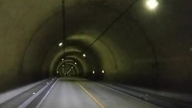 Tünel Görüşü: Japonya 'nın Nagano kentindeki loş, yıllanmış bir tünelde bilinmeyen bir istikamete doğru yol alan büyüleyici bir yolculuk..