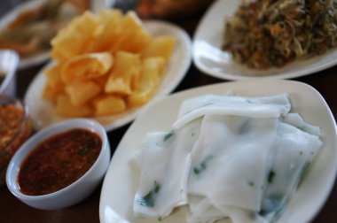 Düz pirinç, Tai eriştesi ve Shan State, Myanmar 'dan kızarmış sarı tofu.