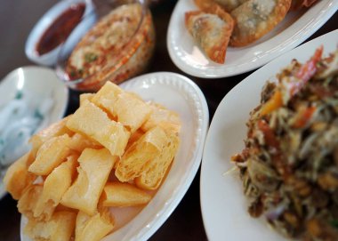 Düz Tai pilavı, çay yaprağı salatası ve Shan State, Myanmar 'dan kızarmış börek.