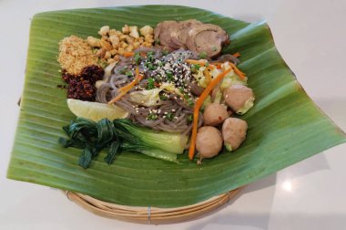 Akha Tepesi kabilesi yemekleri konjac erişteleri, domuz parçaları, köfteler, taze sebzeler, kurutulmuş acı biber, yer fıstığı ve muz yaprağında susam tohumlarından oluşuyor..