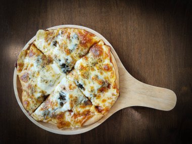 Tayland usulü Cowa Leaves Pizza ile haşlanmış domuz eti, Tahta Tahta Tahta ve Arkaplan 'da Top View