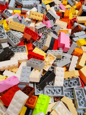 Sarı, pembe, kırmızı, beyaz, mavi ve gri de dahil olmak üzere parlak renkli plastik oyuncak kalıpları.