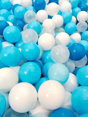 Beyaz ve parlak mavi toplar, parlak ve renkli desenli, yakın plan.