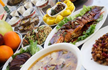 Çin Yeni Yılı 'nda atalarımıza tapınmak için bir masa kurma töreninde Güney Çin yemekleri, Top view