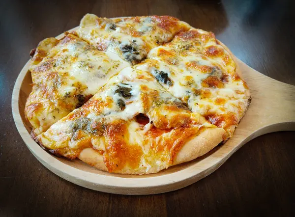 Tahta Tahta ve Arkaplanda Cowa Pizzalı Tayland usulü haşlanmış domuz eti