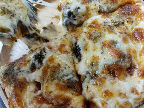 Yakından - Tayland usulü Cowa Leaves Pizza ile pişirilmiş domuz eti