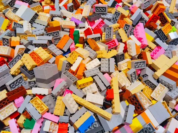 Sarı, pembe, kırmızı, beyaz, mavi ve gri de dahil olmak üzere parlak renkli plastik oyuncak kalıpları.