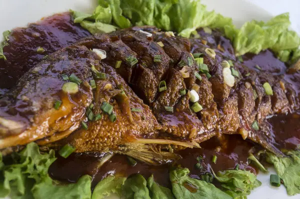 Tatlı ve ekşi soslu kızarmış balık, eşsiz bir Çin yemeği..