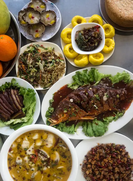 Çin Yeni Yılı 'nda atalarımıza tapınmak için bir masa kurma töreninde Çin yemeği.