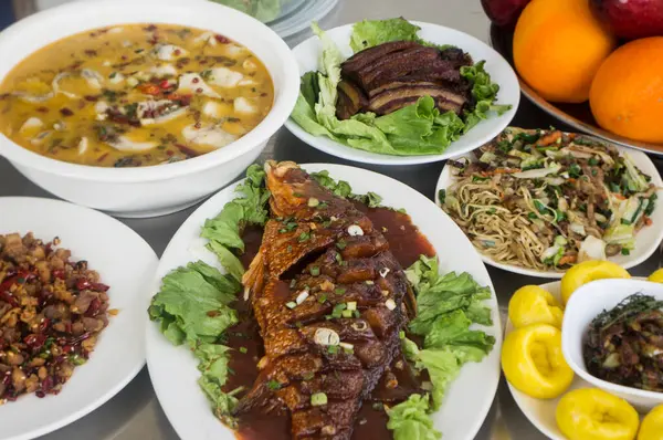 Çin Yeni Yılı 'nda atalarımıza tapınmak için bir masa kurma töreninde Güney Çin yemekleri, Top view