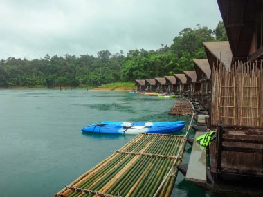 Huzurlu su kulübeleri yolculuğun sembolü olarak kanolarla suların kenarında huzur içinde otururlar.