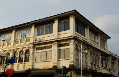 Tayland 'ın Phuket adasında geniş pencereleri ve dekoratif mimari detayları olan tarihi bir sömürge tarzı bina..