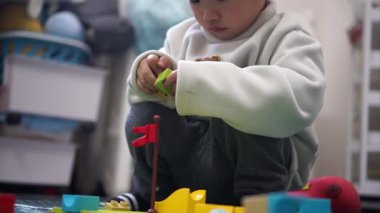 Güzel çocuk oyuncaklarla oynuyor.