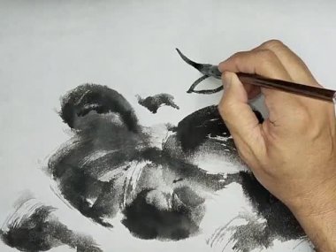 Bir nilüfer çiçeği ve pirinç kağıdının üzerinde siyah fırça darbesi olan yaprak mürekkebi.