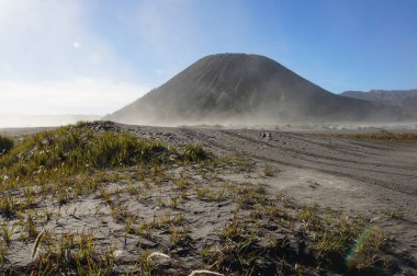 Endonezya 'nın güçlü volkanı Bromo çölün ortasında dimdik ayakta duruyor..