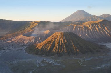 Güneşin Bromo volkanı Endonezya 'da sabah görüşü.