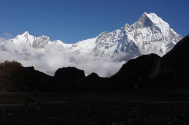 Nepal Himalaya 'daki Annapurna Ana Kampı' ndan Machapuchare Tepesi manzarası.