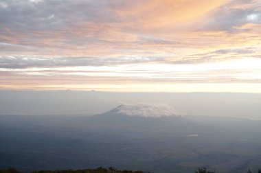 Sabahleyin Endonezya 'daki Kawah Ijen Dağı' nda.