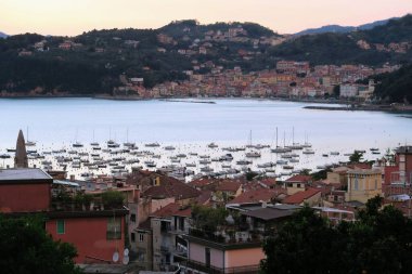 Liguria 'da manzaralı bir körfez boyunca uzanan renkli binaları olan pitoresk bir sahil kasabası..