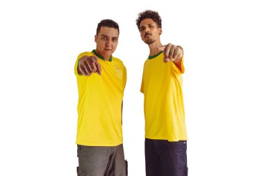 Sarı Brezilyalı Siyah Kardeşler ve Bayrak Amigoluğu Beyazları İzole Ediyor. Futbol taraftarları Brezilya için tezahürat yapıyor..
