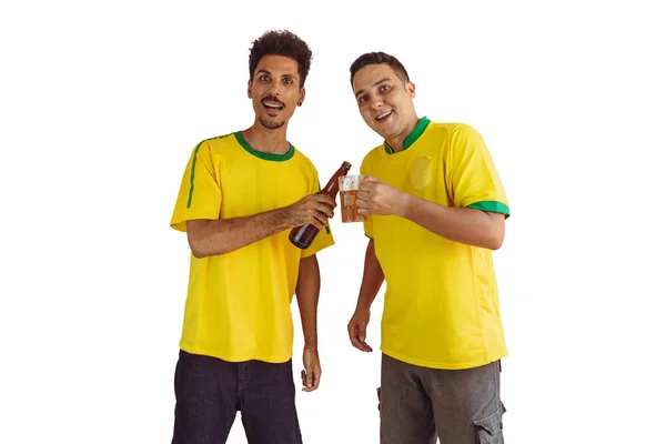 Irmãos Pretos Com Camisa Amarela Brasileira Garrafa Cerveja Isolados Branco — Fotografia de Stock